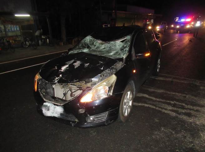 22岁张姓男子骑机车沿台1线南下行经屏东佳冬段时，疑因急煞不及撞上前方行走的84岁陈姓老翁，机车瞬间飞越分隔岛撞上北上来车的挡风玻璃。（警方提供／谢佳潾屏东传真）