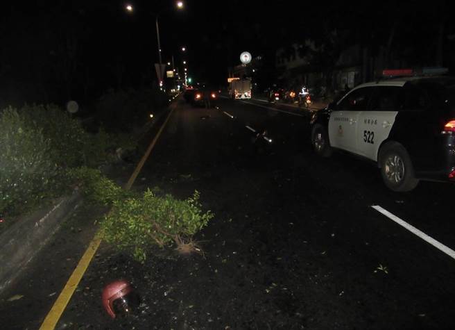 22岁张姓男子骑机车沿台1线南下行经屏东佳冬段时，疑因急煞不及撞上前方行走的84岁陈姓老翁，机车瞬间飞越分隔岛撞上北上来车的挡风玻璃。（警方提供／谢佳潾屏东传真）