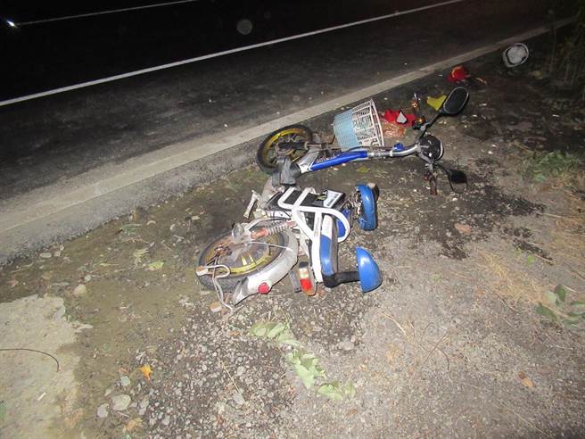 22岁张姓男子骑机车沿台1线南下行经屏东佳冬段时，疑因急煞不及撞上前方行走的84岁陈姓老翁，机车瞬间飞越分隔岛撞上北上来车的挡风玻璃。（警方提供／谢佳潾屏东传真）