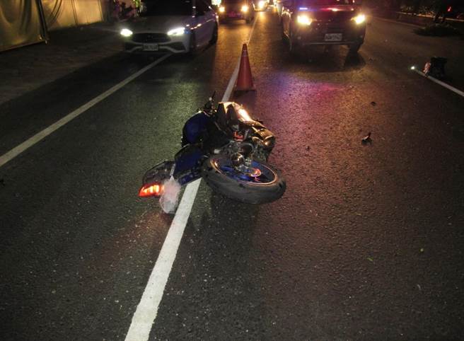 22岁张姓男子骑机车沿台1线南下行经屏东佳冬段时，疑因急煞不及撞上前方行走的84岁陈姓老翁，机车瞬间飞越分隔岛撞上北上来车的挡风玻璃。（警方提供／谢佳潾屏东传真）