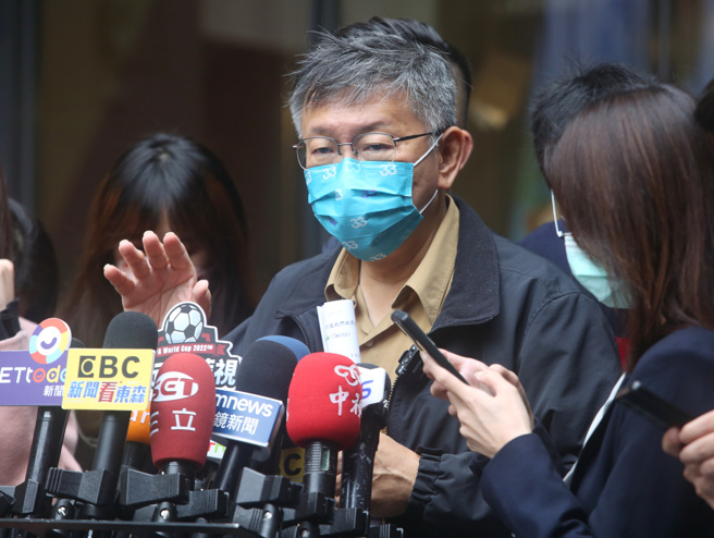 台北市长柯文哲（右二）10日出席「为公参做体检」活动时受访。（张铠乙摄）