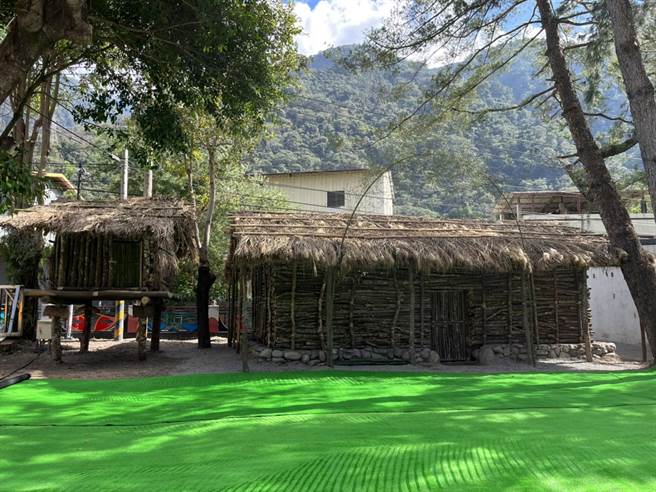 德芙兰国小泰雅传统古屋及谷仓全貌。（东势林管处提供）