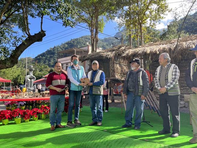 东势林管处陈副处长启荣（左二）及德芙兰国小校长古金益（左一）一起致赠感谢状给工班。（东势林管处提供）