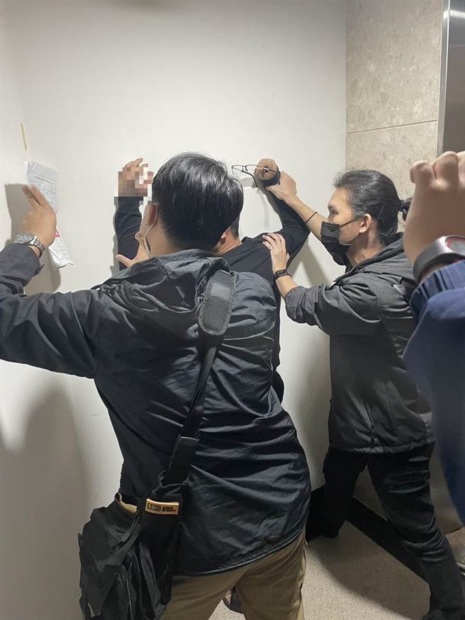 专案小组兵分多路至桃园市、新北市两处出租套房，当场将彭姓、徐姓嫌犯逮捕。（新竹查缉队提供／陈育贤新竹传真）