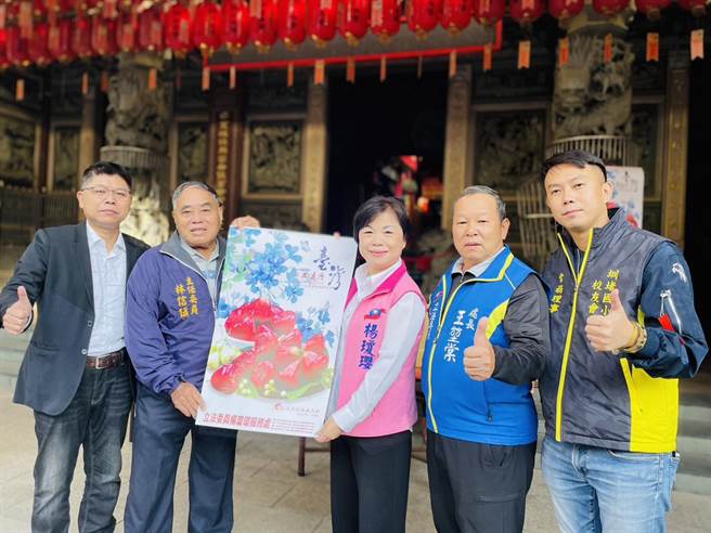 立委杨琼璎每年都准备水果月历送给民眾，受到民眾的喜爱。(杨琼璎服务处提供)