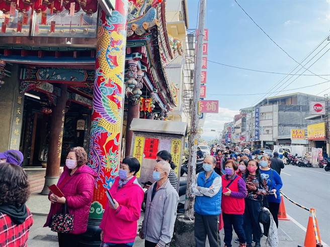 民眾大排长龙等候领取水果月历，迎接2023年的到来。(杨琼璎服务处提供)