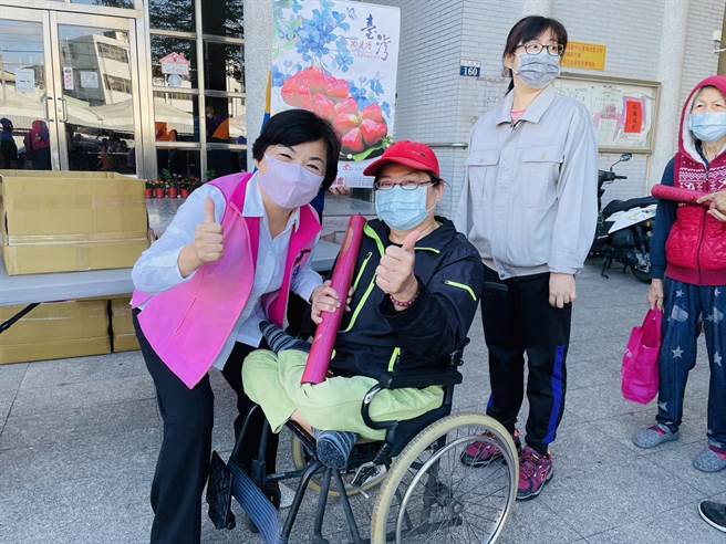 立委杨琼璎每年都准备水果月历送给民眾，受到民眾的喜爱。(杨琼璎服务处提供)