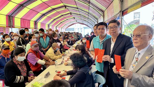 侯永都社会福利慈善事业基金会10日在北门区二重港仁安宫举办连续12年的冬令慰问活动，创办人侯博明（右二）一早回到故乡发放。（张毓翎摄）