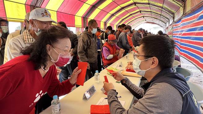 侯永都基金会今年办理的冬令慰问活动，发放对象为北门、学甲、将军3区的低收入户及残障人士。（张毓翎摄）