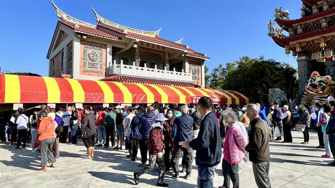 侯永都基金会今年发放的慰问金较去年多了200万元，每人至少多领1000元。（张毓翎摄）