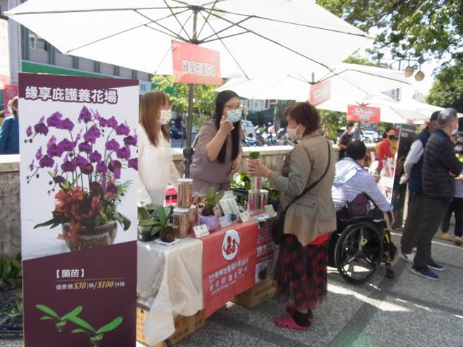 雲林縣政府在虎尾布袋戲館促銷身心障礙團體年節禮盒，幫忙身心障礙者過個好年。（張朝欣攝）