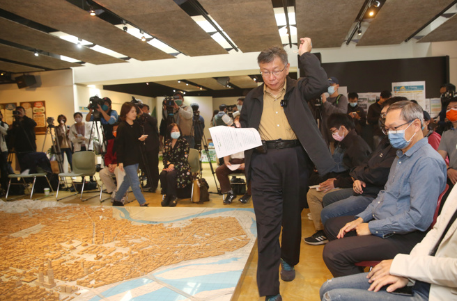 台北市长柯文哲（右二）10日出席「为公参做体检」活动时受访。（张铠乙摄）