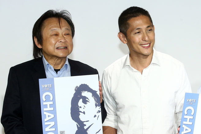 台北市议员王世坚（左）6日出席吴怡农（右）的主视觉公布记者会。（资料照,邓博仁摄）