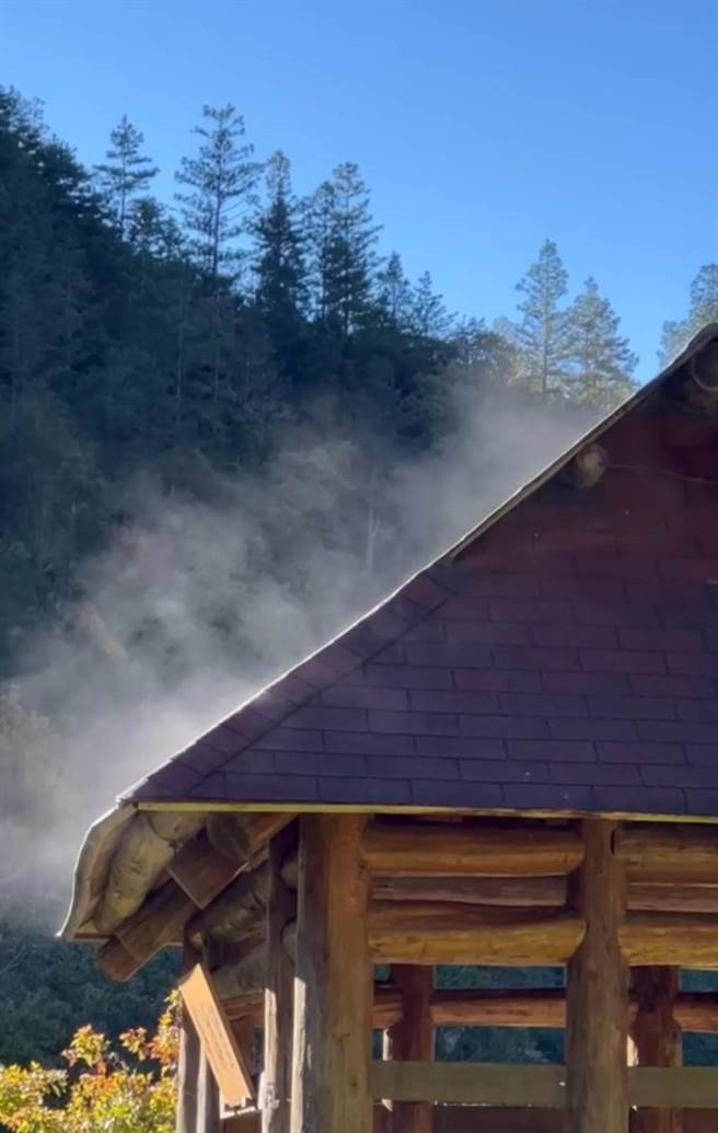 武陵农场望溪亭的白霜，经太阳照射直接升华，有种仙气裊绕、云雾氤氲的感受，有种令人彷佛置身仙境的错觉。(武陵农场提供)