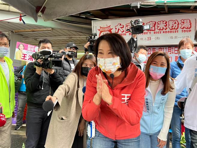 王鸿薇今早在准议员柳采葳陪同下，前往大直市场扫街。（李奇叡摄）