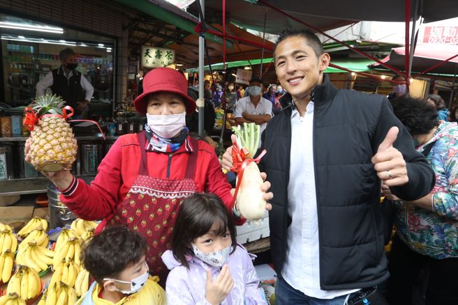 民进党台北市第三选区立委补选参选人吴怡农（见图）10日至滨江市场扫街拜票，受访时针对于松山机场迁移议题表示，新北市长侯友宜2015年已经表态支持、准市长蒋万安今年9月接受採访时也表明应该讨论这个议题，可见他也不反对。（杜宜谙摄）
