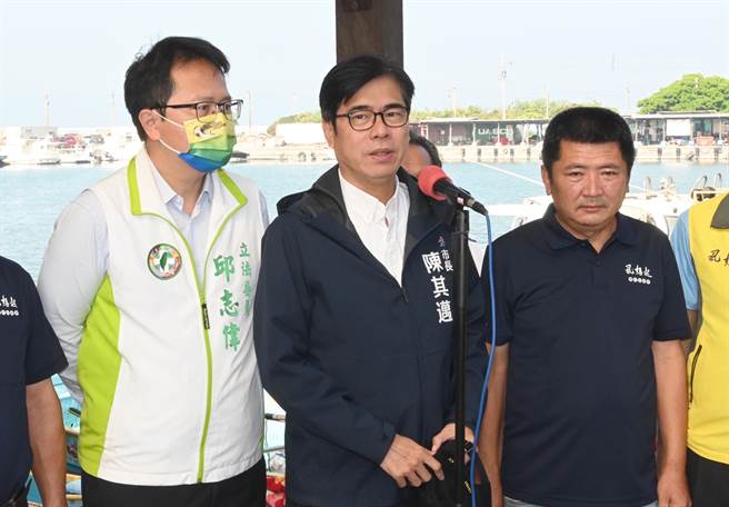 民进党代理主席陈其迈（中）认为，要选党主席的人士得承担责任。（林瑞益摄）