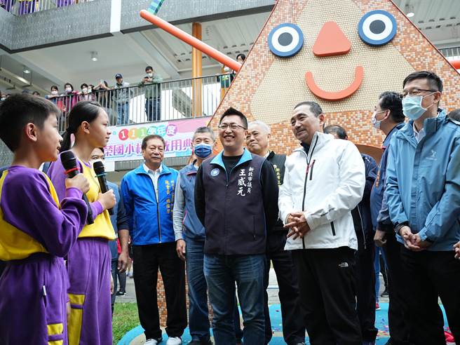 新北市三重区光荣国民小学自2018年起进行老旧校舍新建工程，于10日隆重举行新建校舍落成启用典礼，新北市长侯友宜到场祝贺。(黄敬文摄)