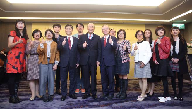 黄昆辉教授教育基金会设置「宝佳教育大爱奖」，并于今(10)日举行颁奖典礼，本届共有13名教师获奖。(张铠乙摄)