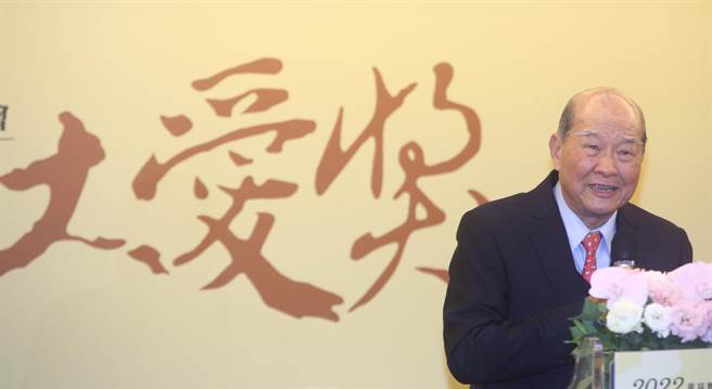 黄昆辉教育基金会董事长黄昆辉提到，爱是教育的核心与动力，肯定大爱教师坚持信念，发挥爱心与耐心，以专业辅助别人眼中的「问题学生」。(张铠乙摄)