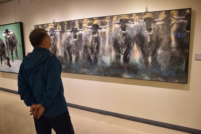 知名画家许文融的台湾水牛系列画作，10日起在苗栗县政府文观局一楼艺廊展出。（谢明俊摄）