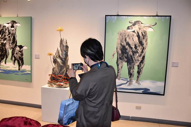 知名画家许文融的台湾水牛系列画作，10日起在苗栗县政府文观局一楼艺廊展出。（谢明俊摄）