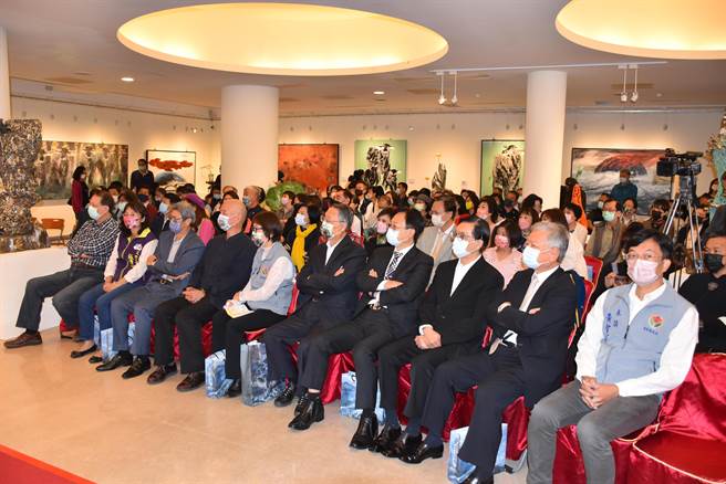知名画家许文融的最新创作，10日起在苗栗县政府文观局一楼艺廊展出，开幕式冠盖云集。（谢明俊摄）