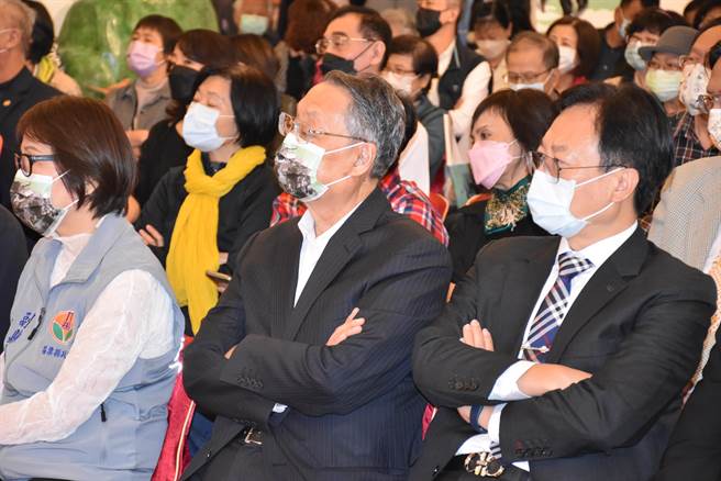 知名画家许文融的最新创作，10日起在苗栗县政府文观局一楼艺廊展出，开幕式冠盖云集，宏碁创办人施振荣等到场致意。（谢明俊摄）