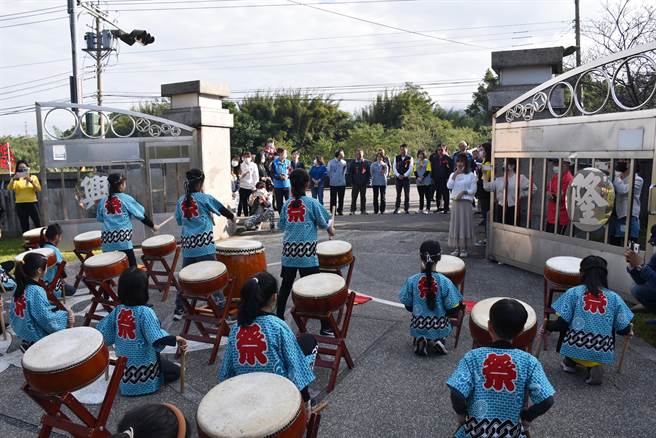 苗栗县兴隆国小获教育部审定为实验小学，10日由苗栗县副县长邓桂菊及新科县长锺东锦前来致贺。（谢明俊摄）