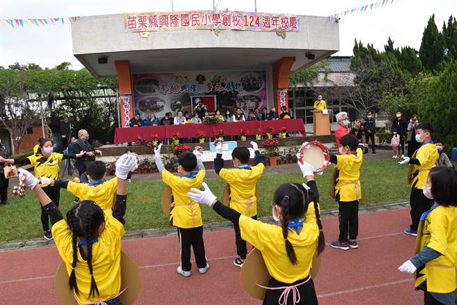 苗栗县兴隆国小获教育部审定为实验小学，10日同为创校124年校庆，苗栗县副县长邓桂菊及新科县长锺东锦前来祝贺。（谢明俊摄）