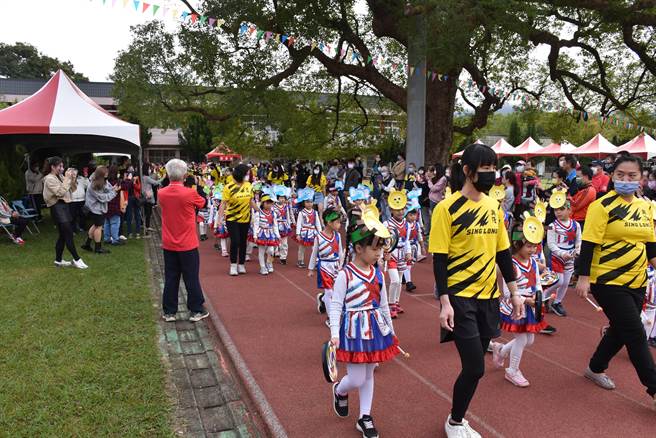 苗栗县兴隆国小获教育部审定为实验小学，10日同为创校124年校庆。（谢明俊摄）