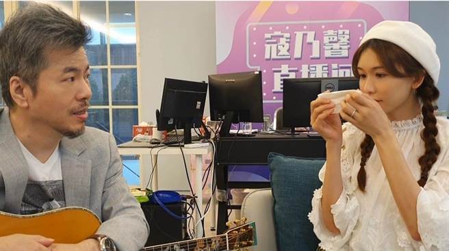 黃國倫（左）動人歌聲惹哭林志玲。（寇乃馨提供）