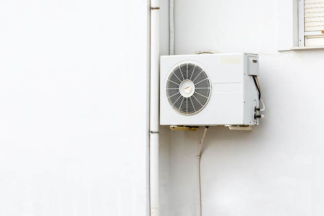 日本女网友惊见家中冷气管线出现诡异变形，仔细一看才发现竟是自家养的宠物蛇而哭笑不得。（示意图／达志影像）