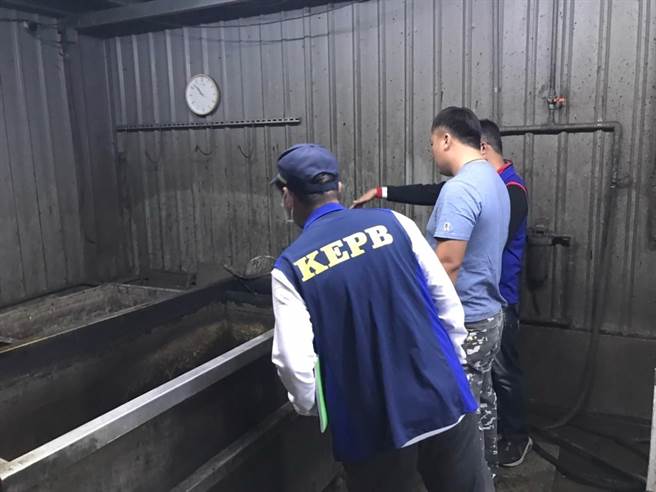 高市府环保局7日接获民眾陈情，称大寮区上寮路大寮排水干线遭排放废油，环保局立即派员到场了解，经油纹比对发现，油污为保养油烟防制设备业者排放。（高市府环保局提供／洪浩轩高雄传真）