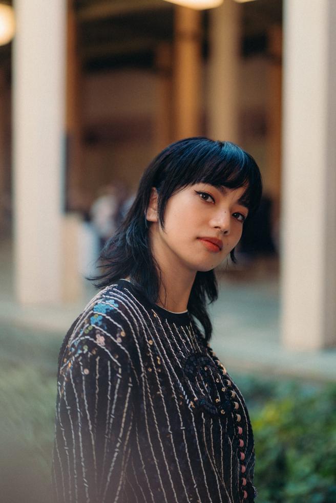 小松菜奈婚后现身CHANEL工坊大秀，成为焦点。（CHANEL提供）