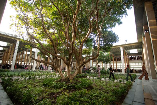 CHANEL 2023工坊大秀于塞纳维亚首都达卡举行，结合人文与文化脉络，充满独特色彩。（CHANEL提供）