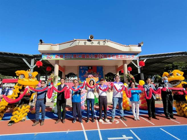 台中市侨仁国小10日上午迎来62周年校庆，同时也为操场新落成的PU跑道剪彩。（潘虹恩摄）