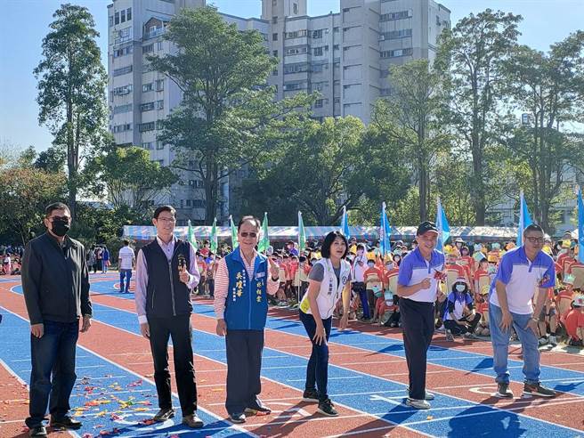 台中市侨仁国小操场多处破损、路面不平，校方积极向教育部争取经费整建，如今启用，盼带给师生、民眾安全优质的环境。（潘虹恩摄）