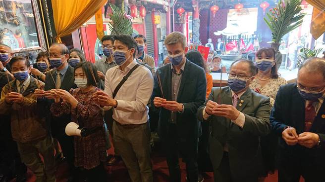 国民外交协会邀请美国、波兰与日本使节到台南参加感恩之旅，首站到天坛参拜。（程炳璋摄）