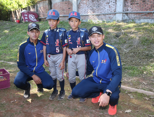 味全龙董秉轩（右）与富邦悍将董子恩（左）来到关怀杯担任三星国小监场。（陈怡诚摄）