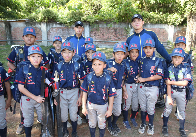 味全龙董秉轩（后排右）与富邦悍将董子恩（后排左）担任母校三星国小监场。（陈怡诚摄）