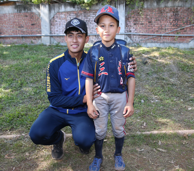 富邦悍将董子恩（左）与三星国小潘子祺。（陈怡诚摄）