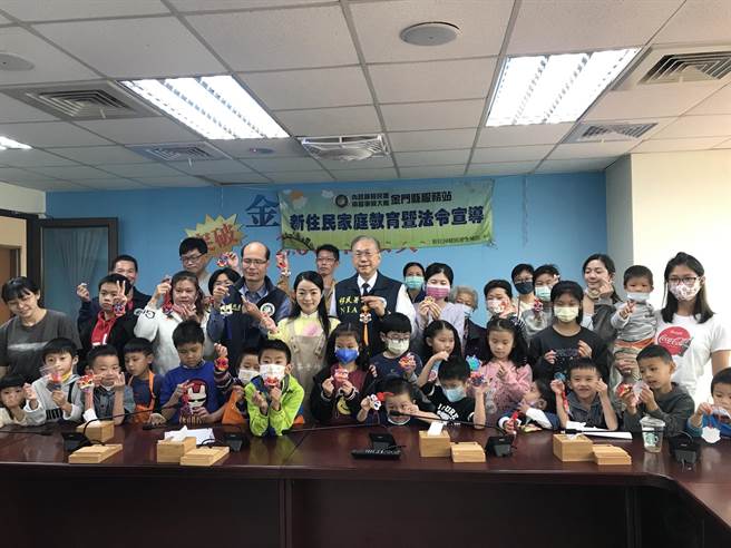 移民署金門站今(10)日舉辦擴香石芳香DIY活動，吸引不少地區新住民家庭熱情參與。(圖／移民署金門站提供)