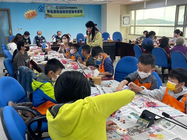 活動指導老師邱智芬(站立者)耐心的指導新住民親子學員製作方式與技巧。(圖／移民署金門站提供)