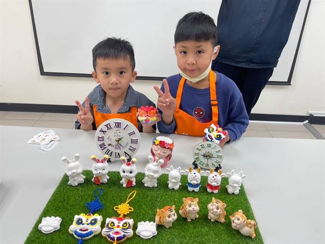 參與活動的小朋友開心的展示自己DIY的擴香石成品。(圖／移民署金門站提供)