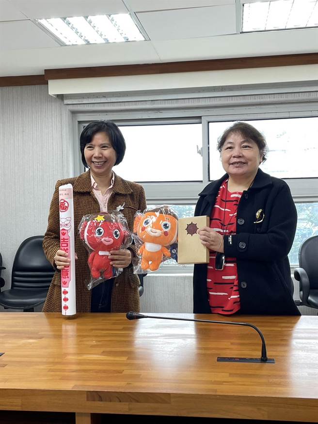 科工馆长李秀凤（右）与海科馆长陈素芬（左）未来将缔结为姊妹校，科工馆有望新增海洋环境与气候变迁等主题，让参馆民眾能有不一样的体验。（国立科学工艺博物馆提供／崔正纲高雄传真）