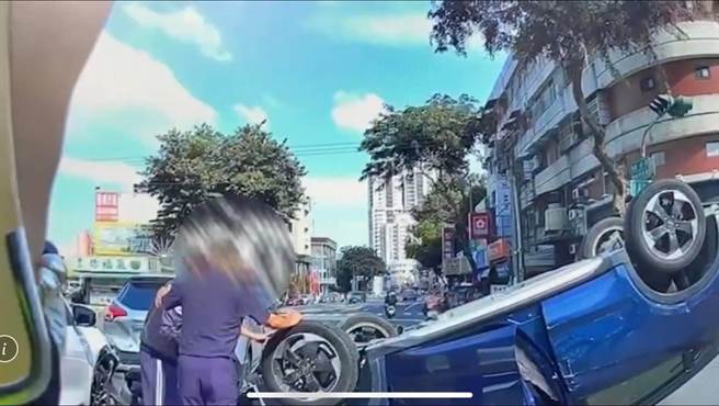 45岁曾男驾驶驾驶自小客车行经楠梓区楠梓新路与楠梓西巷口，因未注意车前状况，导致翻车事故。（翻摄照片／林瑞益高雄传真）