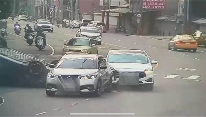 45岁曾男驾驶驾驶自小客车行经楠梓区楠梓新路与楠梓西巷口，因未注意车前状况，导致翻车事故，图为车祸现场。（翻摄照片／林瑞益高雄传真）