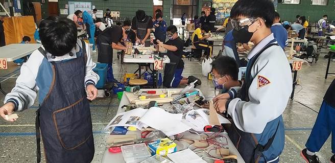 台中市政府教育局10日于沙鹿国中，举办111学年度「科技教育创意实作竞赛」，参赛学生集思广益。。(台中市政府提供)