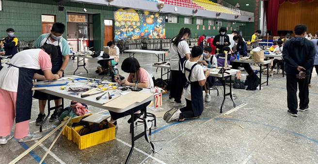 台中市政府教育局10日于沙鹿国中，举办111学年度「科技教育创意实作竞赛」，参赛学生眾多。(台中市政府提供)